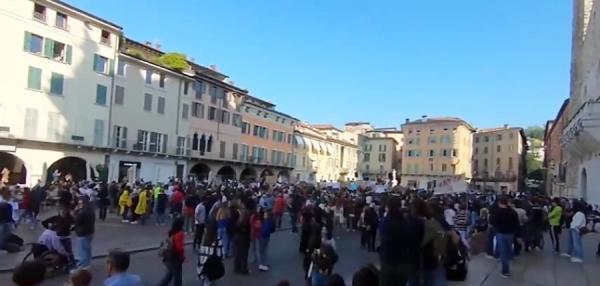 تور ایتالیا: تظاهرات دانش آموزان ایتالیایی در حمایت از محیط زیست