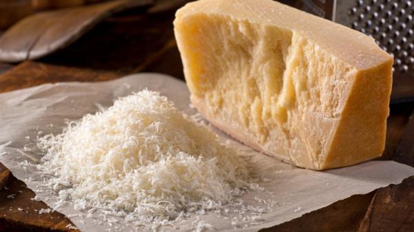 پنیر پارمزان چیست؟ ، از طعم تا خواص و موارد استفاده